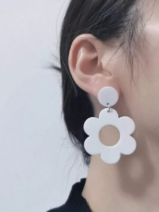 Ethnic Wear In Fashion - Fashion Acrylic White Flower Round Dangle