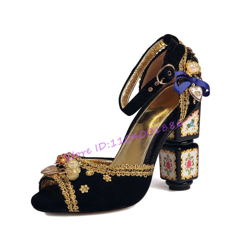Luxury Gold Embroidered Velvet - Ethnic Fashion Runway recension och pris