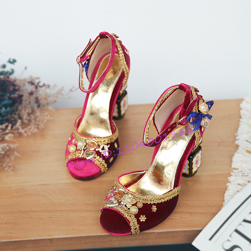 Luxury Gold Embroidered Velvet - Ethnic Fashion Runway recension och pris